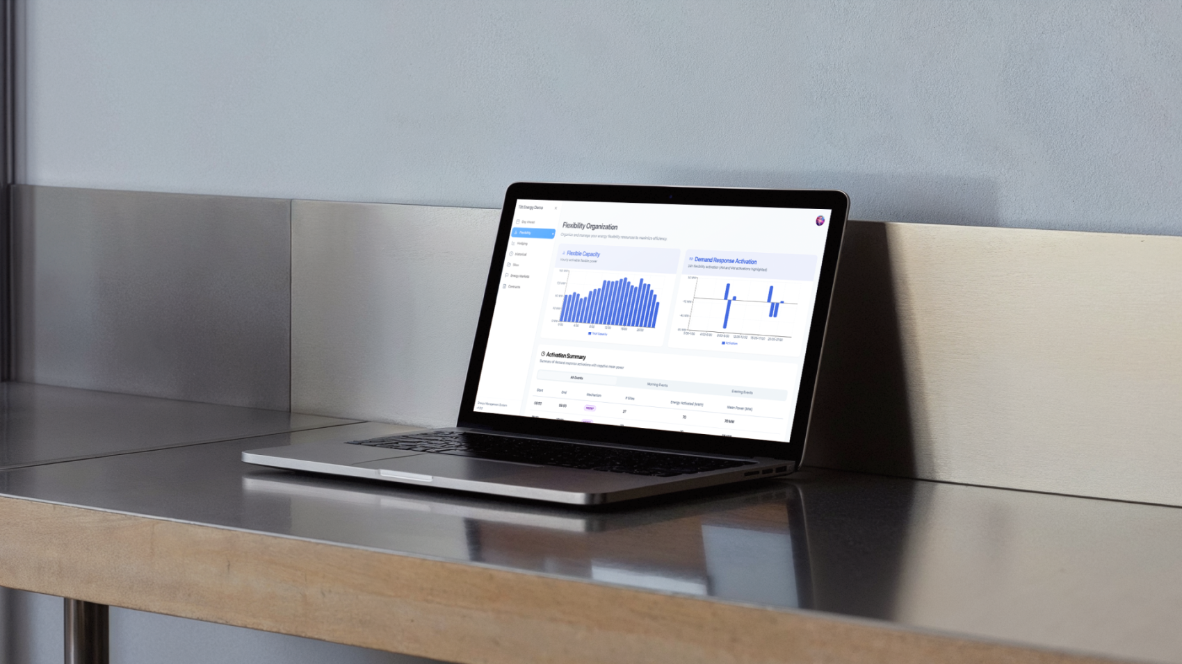 Ein Laptop auf einem Tresen aus Holz und Metall zeigt auf seinem Bildschirm Grafiken und Datendiagramme an, die wahrscheinlich Analysen oder Leistungskennzahlen des Unternehmens darstellen.